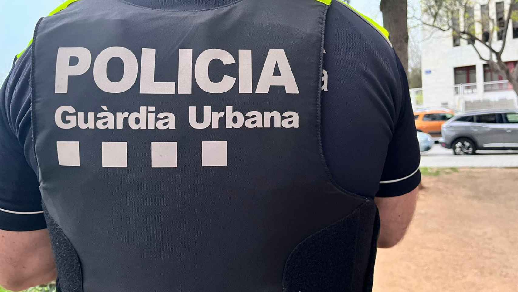 Un agente de la Guardia Urbana de Badalona de espaldas / ÁNGELA VÁZQUEZ