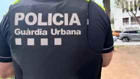 Un agente de la Guardia Urbana de Badalona de espaldas / ÁNGELA VÁZQUEZ