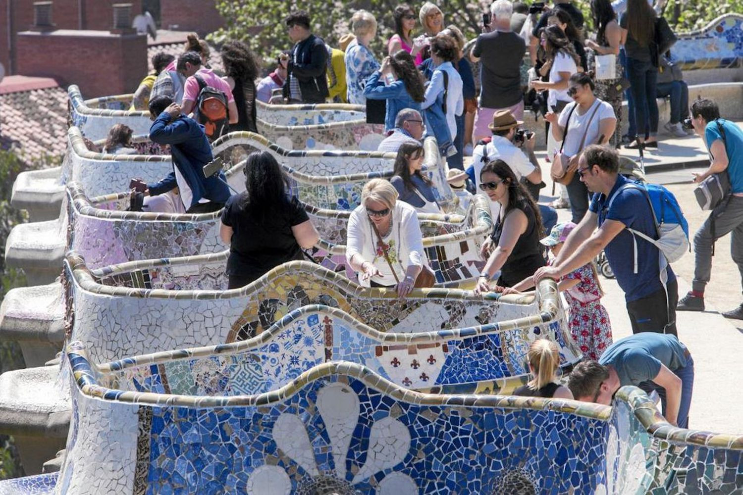 Turistas visitan el Park Güell de Barcelona / EFE
