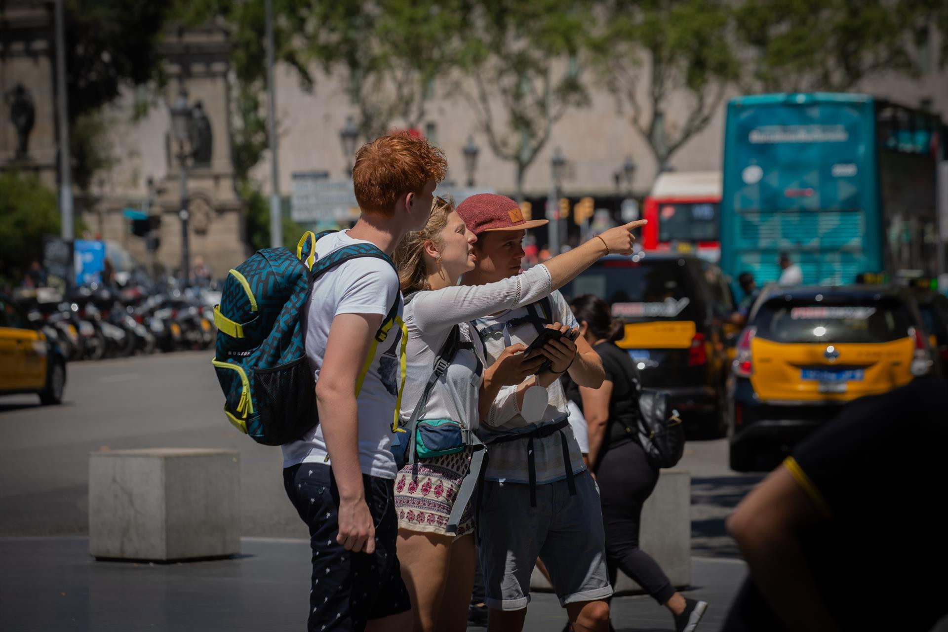 Tres turistas en La Rambla de Barcelona en una imagen de archivo / EUROPA PRESS