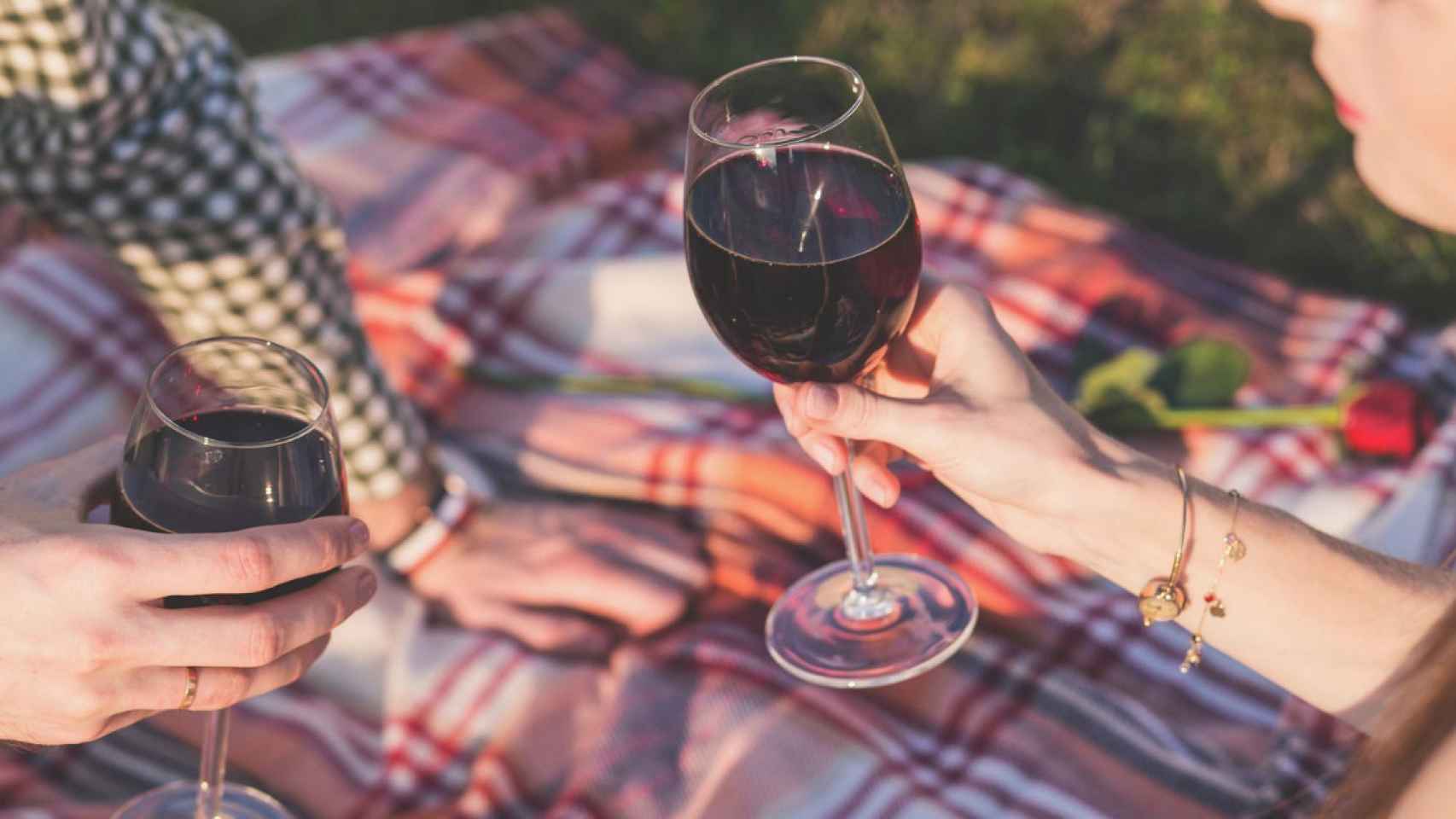 Un picnic con vino en Barcelona / PEXELS