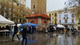 La plaza de la Vila de Gràcia durante el pasado Sant Jordi pasado por agua / GUILLEM ANDRÉS