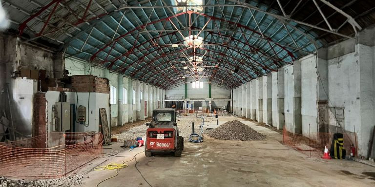 Imagen del interior de la fábrica Germans Climents durante las obras del nuevo tanatorio / METRÓPOLI