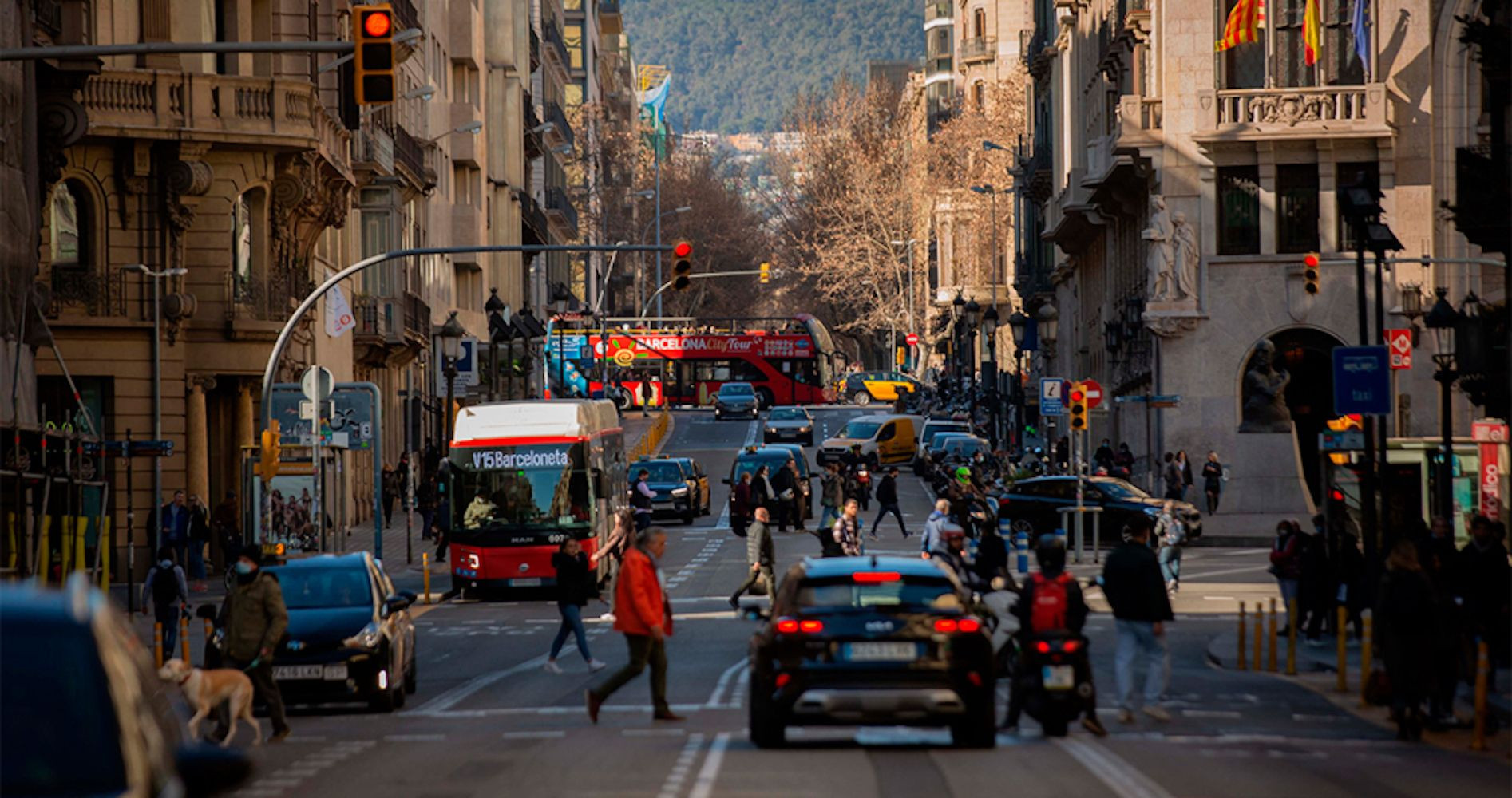 Coches circulan por Via Laietana, antes de ser peatonal / Europa Press