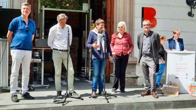 El concejal del distrito de Sarrià-Sant Gervasi, Albert Batlle, la presidenta de la Fundación Aspasim, Carmen Sala Schnorkowski, y el presidente del Eje Comercial de Sarrià, Jordi del Barrio /