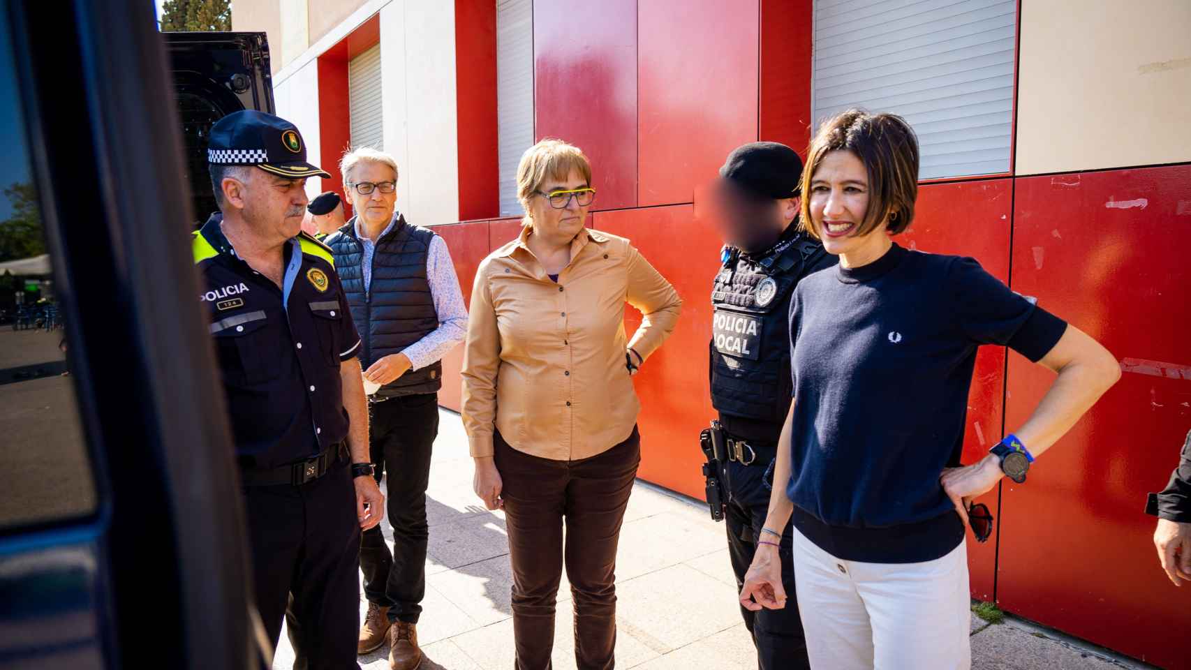 La alcaldesa Núria Parlon presentando el nuevo vehículo policial / AJUNTAMENT DE SANTA COLOMA