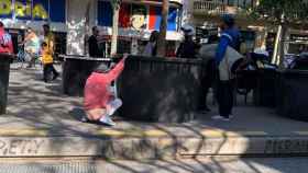 Un hombre defeca en la ronda de Sant Antoni, el pasado viernes / CEDIDA