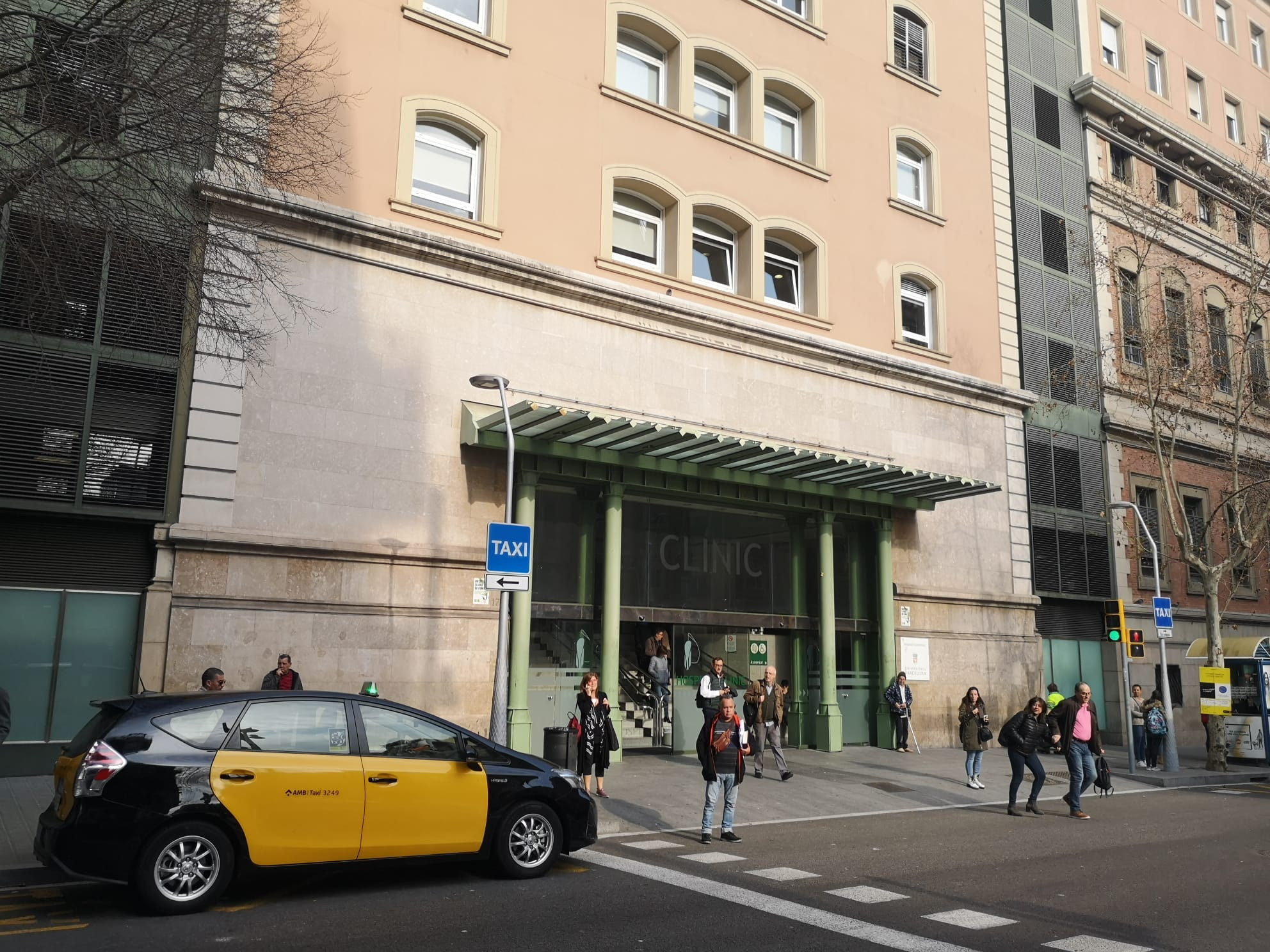 Acceso al Hospital Clínic de Barcelona, uno de los cinco centros públicos más reputados de España / METRÓPOLI - RP