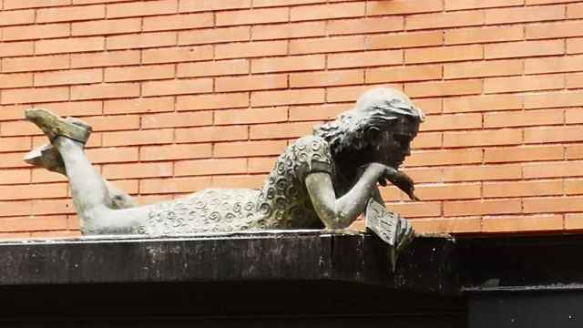 Escultura de Anna Frank sobre el voladizo del Centre Artesà Tradicionàrius, en Gràcia / INMA SANTOS