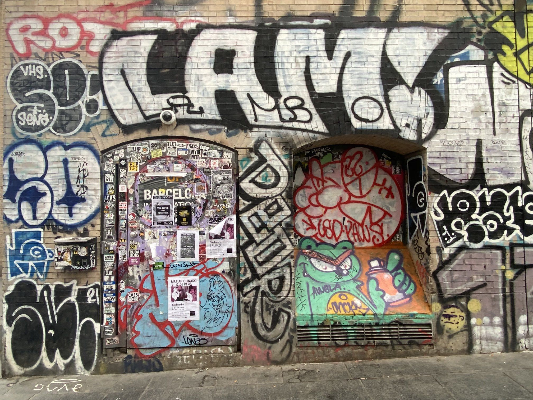 Una de las paredes del Raval, plagada de grafitis / TWITTER - @pladamunt