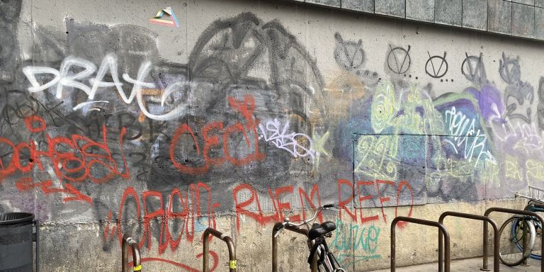 Pared de una calle del Raval, repleta de grafitis / TWITTER - @pladamunt