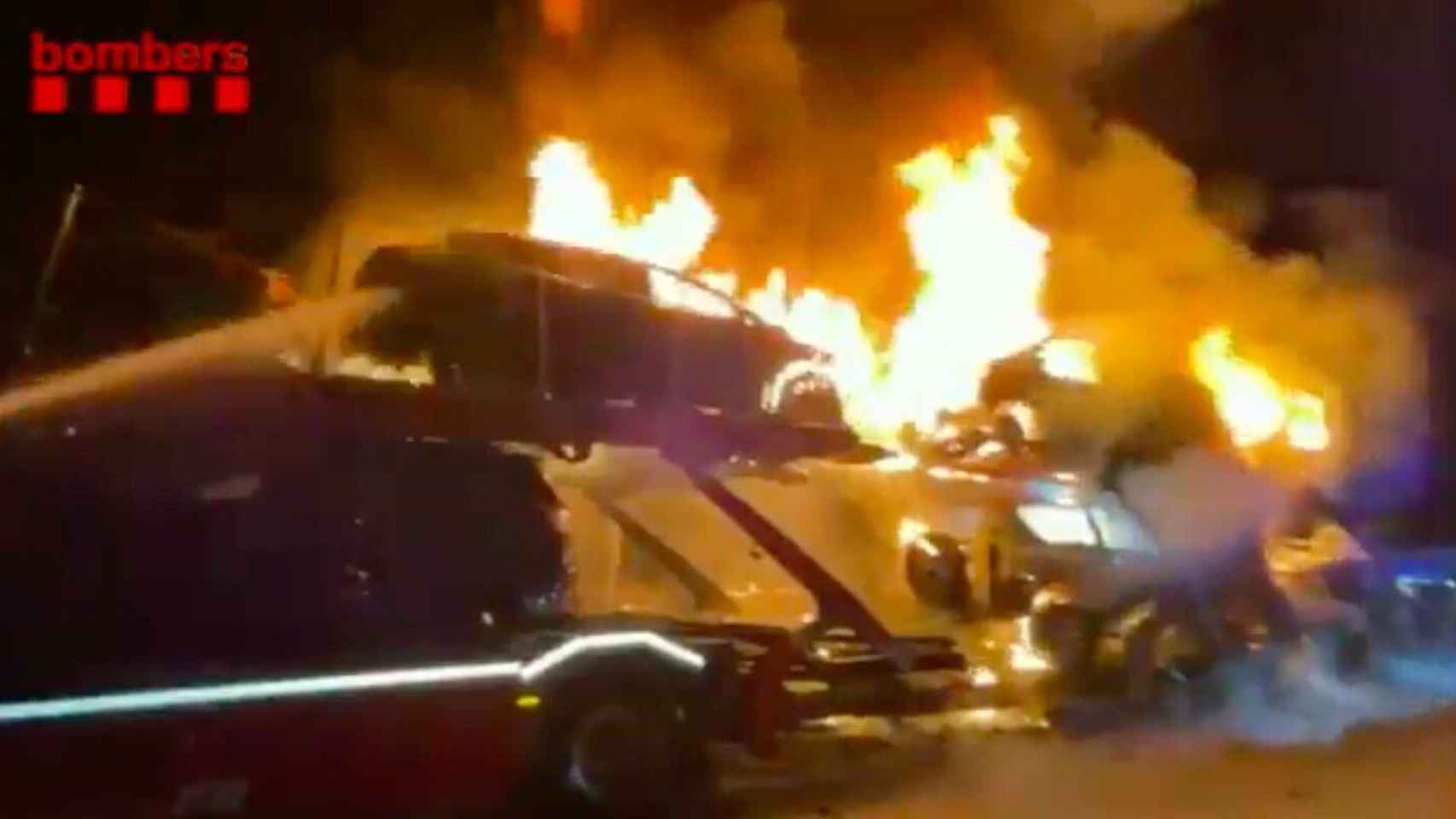 Aparatoso incendio de un camión que transportaba varios coches en la AP-7 / BOMBERS