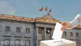 Fotomontaje del Ayuntamiento de Barcelona y de una urna en representación de las elecciones municipales / METRÓPOLI