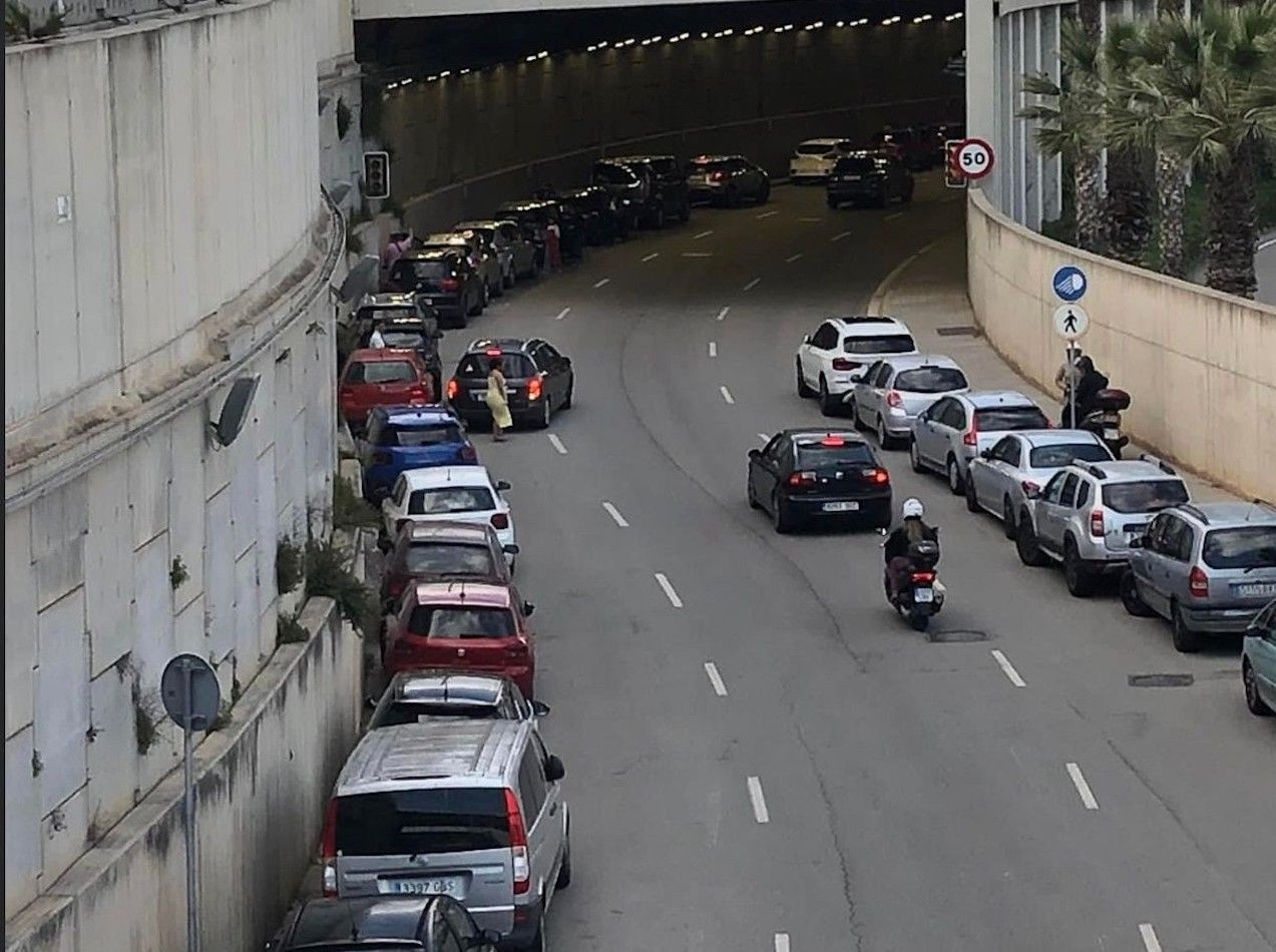 Decenas de coches mal aparcados durante la Feria de Abril en un vía de acceso a la ronda del Litoral / CEDIDA