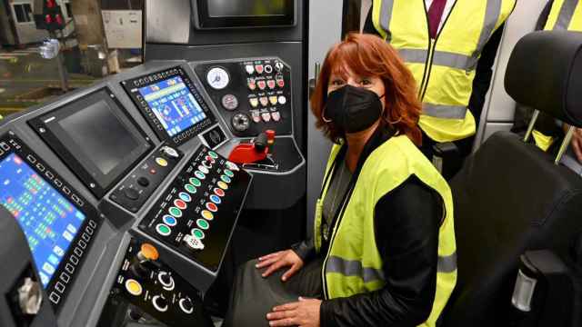 Laia Bonet en la cabina del primer tren de la nueva serie 7000 del metro / TMB