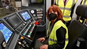 Laia Bonet en la cabina del primer tren de la nueva serie 7000 del metro / TMB