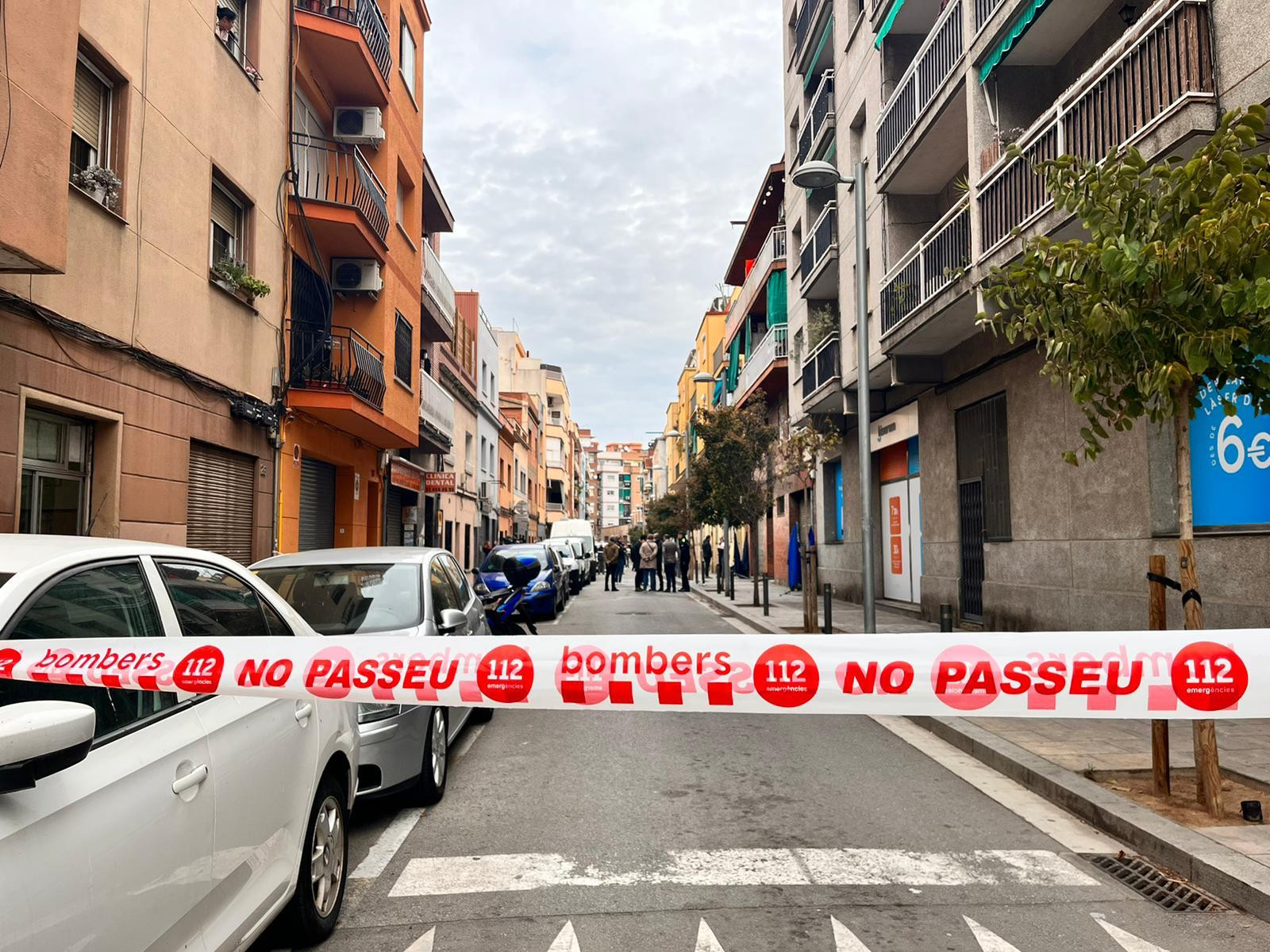 Una cinta de bomberos prohíbe el paso en la calle de Sant Joaquim de Santa Coloma, el lugar del incendio mortal / METRÓPOLI - ÁNGELA VÁZQUEZ