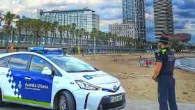 Un coche de la Guardia Urbana, en la playa de Barcelona / TWITTER GUARDIA URBANA
