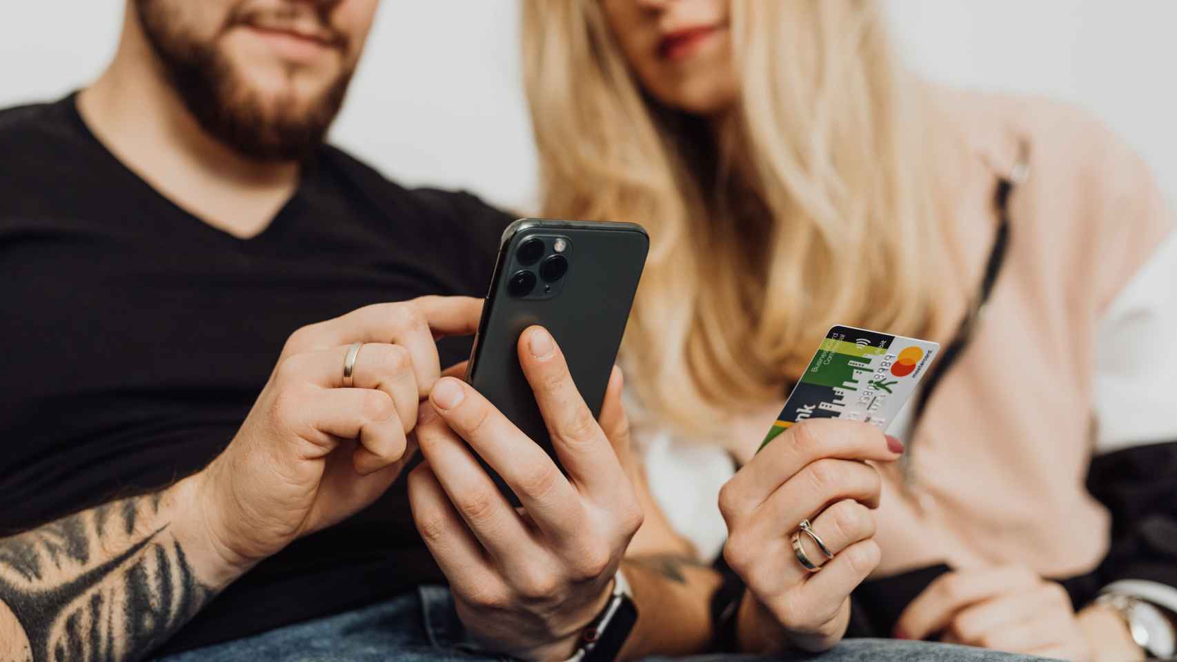 Pareja comprando online / PEXELS