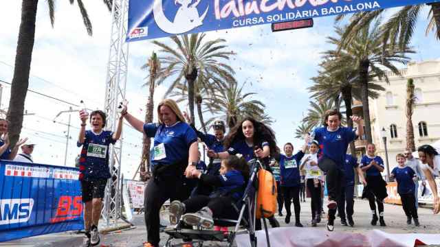 Cristina, Ariadna y Abril a su llegada a la meta en la cursa solidaria / CEDIDA