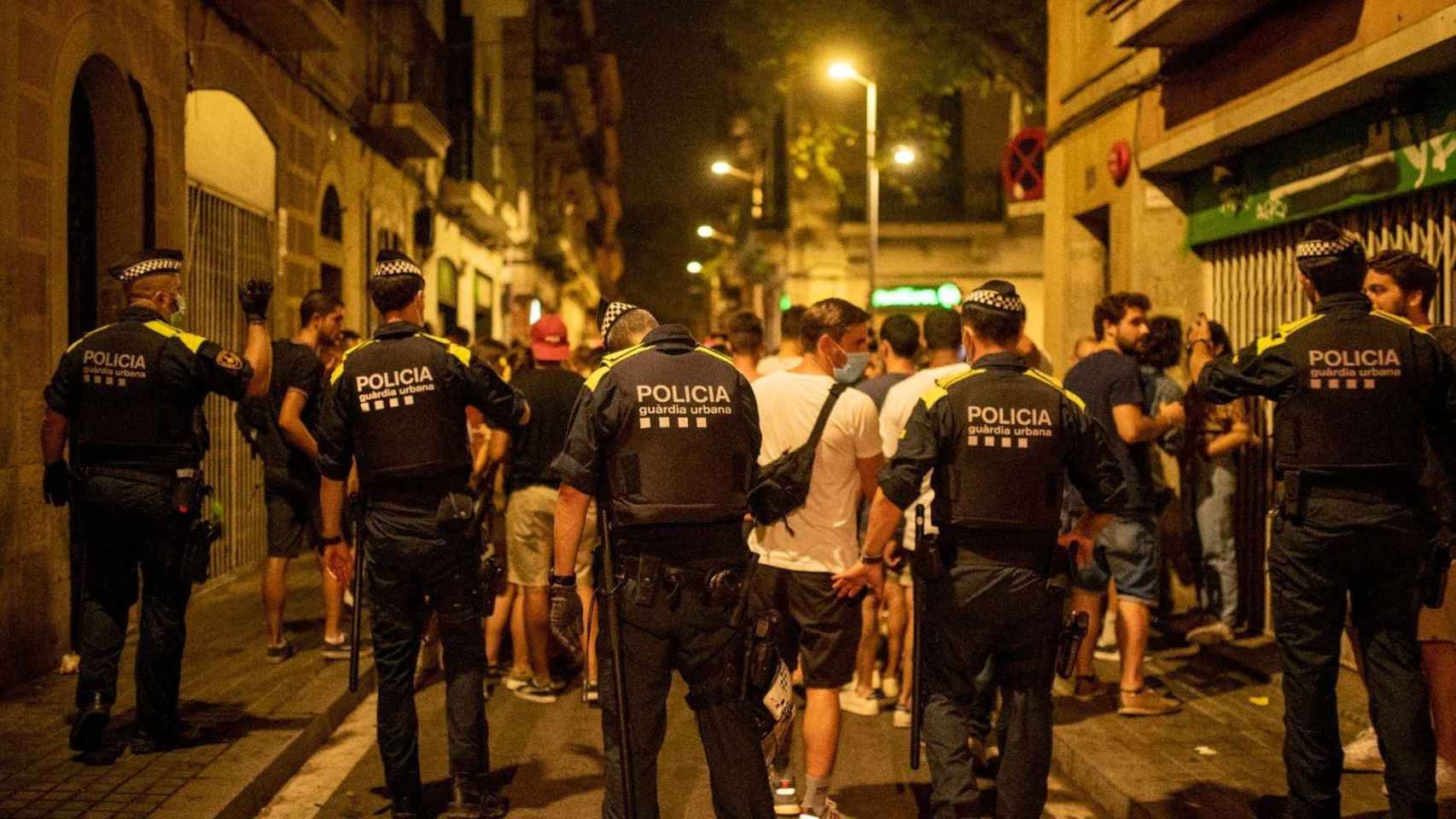 La Guardia Urbana desaloja aglomeraciones en Barcelona / EUROPA PRESS