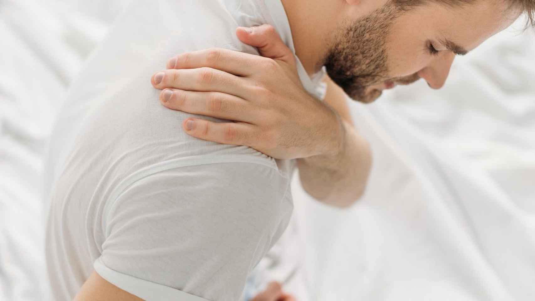 Un hombre se queja del dolor en el hombro: las lesiones del manguito rotador son muy molestas / QUIRÓNSALUD