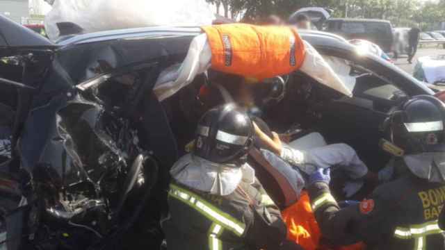 Uno de los coches implicados en el accidente en cadena este sábado en la avenida Diagonal / BOMBERS DE BARCELONA