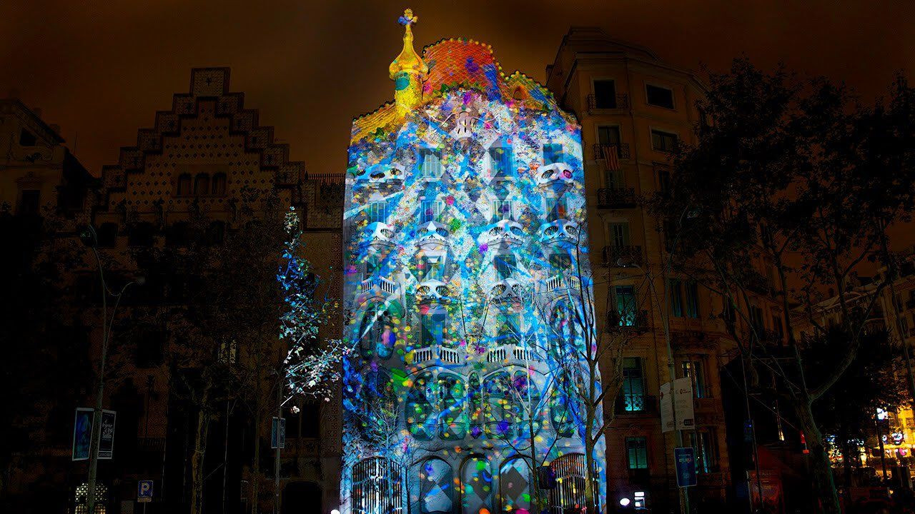 Casa Batlló iluminada durante el 'mapping' de este sábado por la noche / CASA BATLLÓ