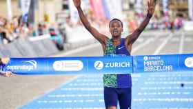 Yihuniligne Adane cruza la meta de la maratón / ZURICH MARATÓ BARCELONA