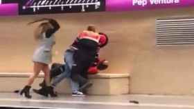 Una mujer ataca con una porra a dos vigilantes del metro en Badalona
