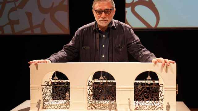 Jaume Plensa y la maqueta de sus nuevas puertas para el Liceu / GRAN TEATRE DEL LICEU