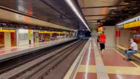 Incívicos saltan las vías del metro de Barcelona / TWITTER
