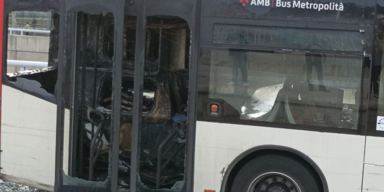 Así ha quedado un bus de la línea H2 después de sufrir un incendio / METRÓPOLI