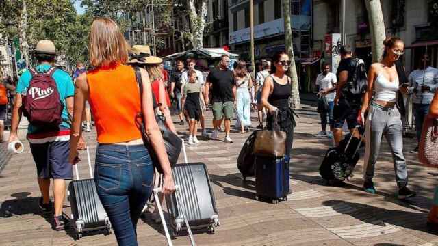Turistas con maletas en la Rambla de Barcelona / EFE