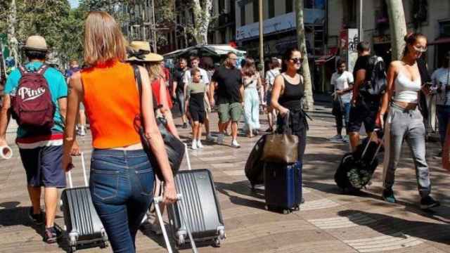 turistas maletas barcelona_570x340