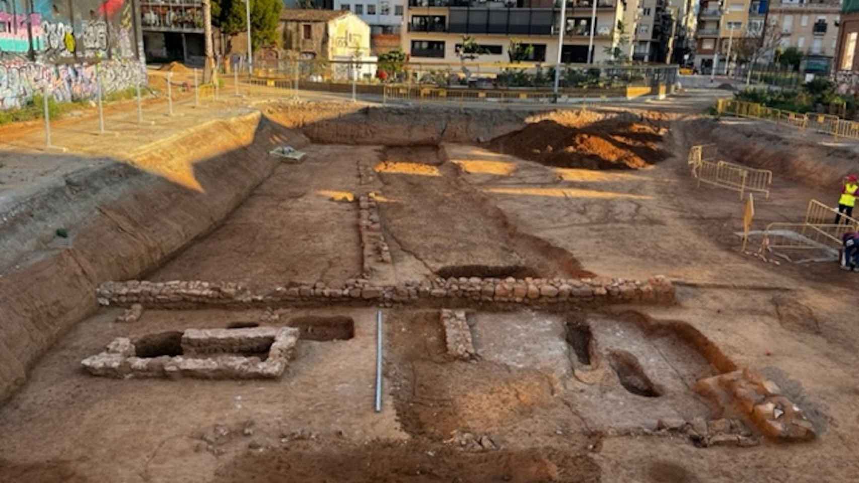 Vista general de las obras de urbanización de Can Batlló donde se han encontrado los esqueletos / AJUNTAMENT DE BARCELONA