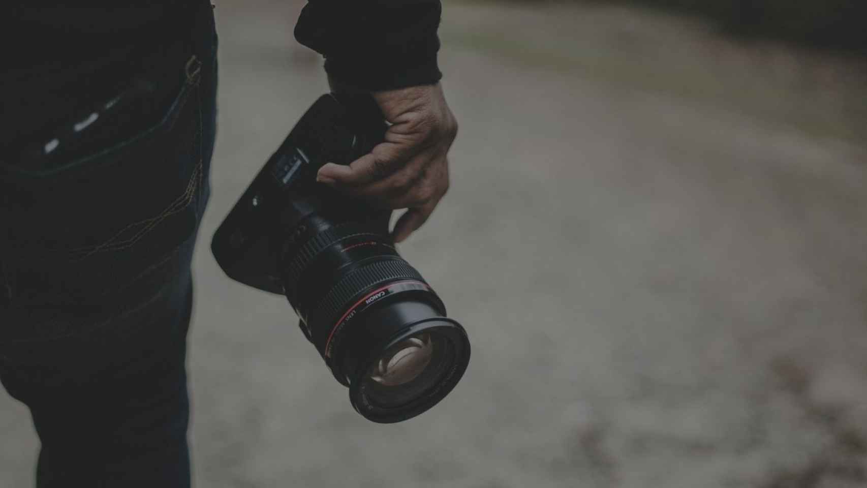 Un fotógrafo con una cámara en una imagen de archivo / UNSPLASH