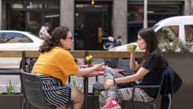 Dos jóvenes toman café en una terraza en Barcelona / AYUNTAMIENTO DE BARCELONA