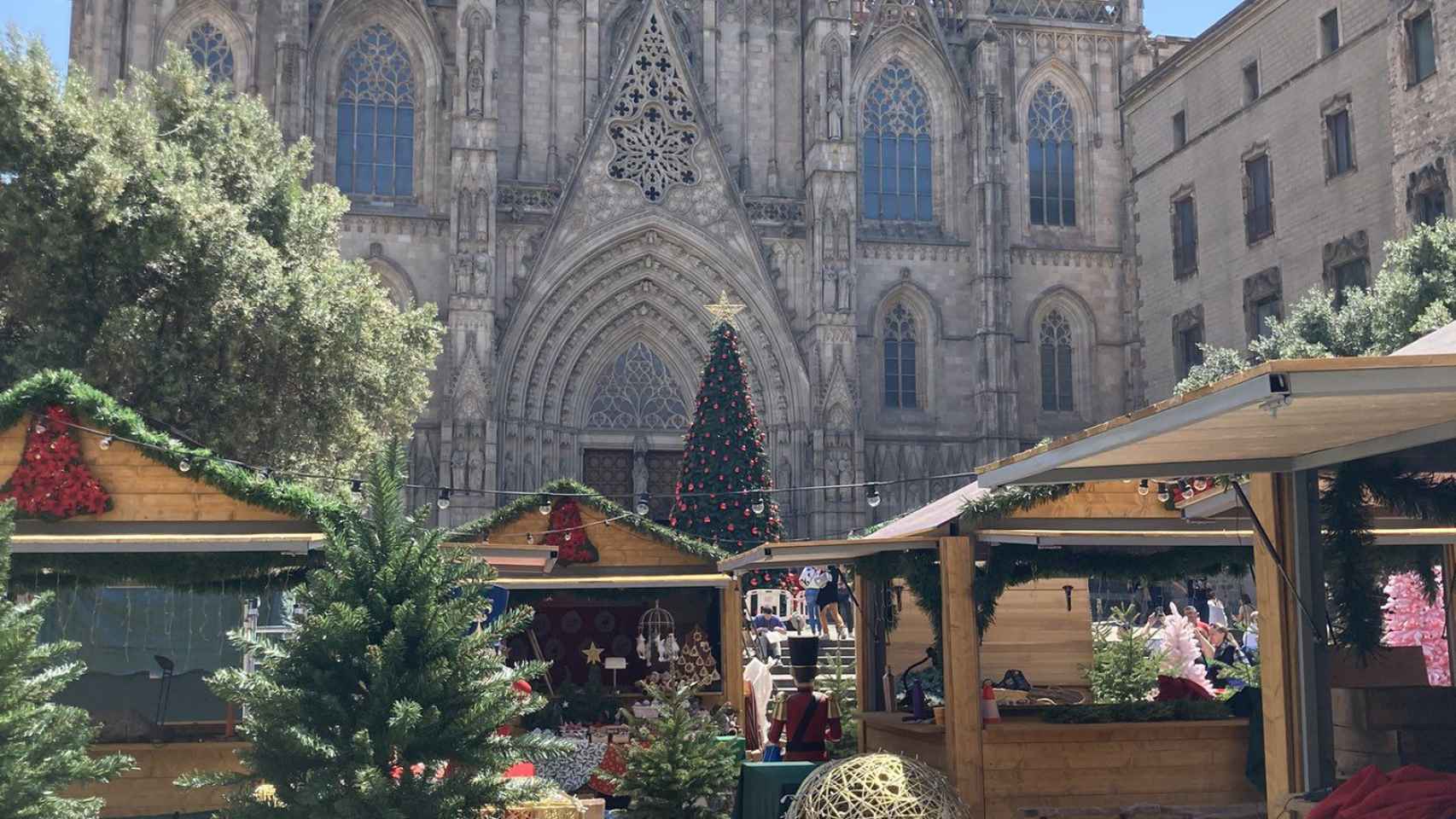 Un mercado navideño sorprende en la Catedral de Barcelona / TWITTER - MAGDA CASAMITJANA