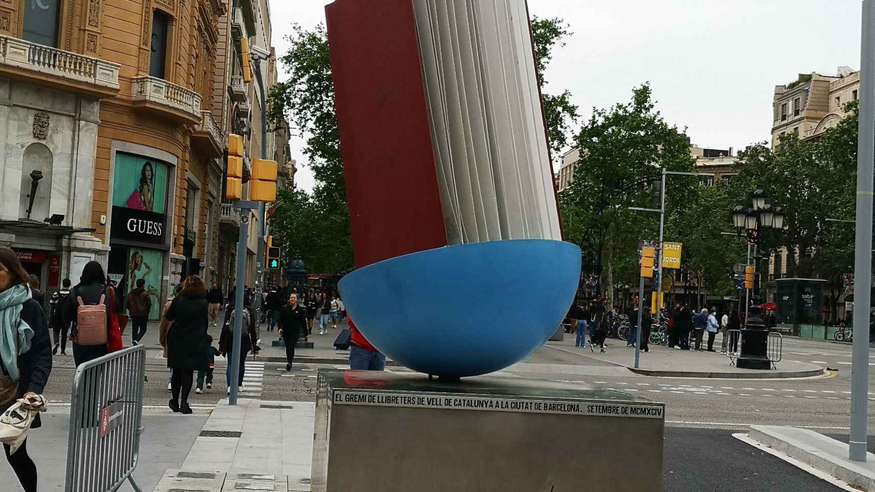 ‘Monumento al libro’ de más de dos metros de alto en el paseo de Gràcia / INMA SANTOS