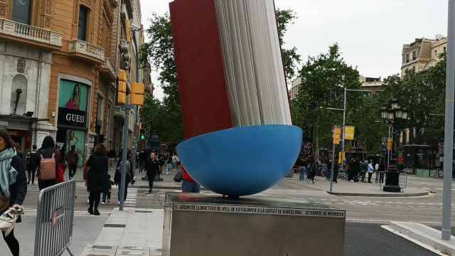 ‘Monumento al libro’ de más de dos metros de alto en el paseo de Gràcia / INMA SANTOS