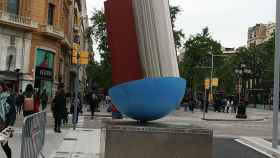 ‘Monumento al libro’ de más de dos metros de alto en el paseo de Gràcia / INMA SANTOS