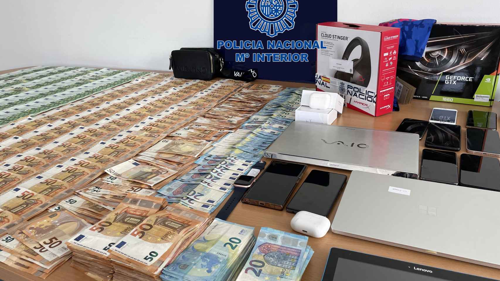 Dinero y material intervenido a unos estafadores detenidos en Barcelona y el Maresme / POLICÍA NACIONAL