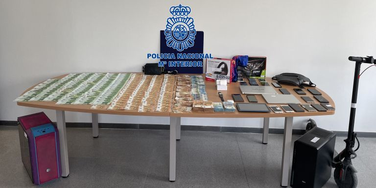 Dinero y material intervenido a los estafadores detenidos en Barcelona y el Maresme / POLICÍA NACIONAL