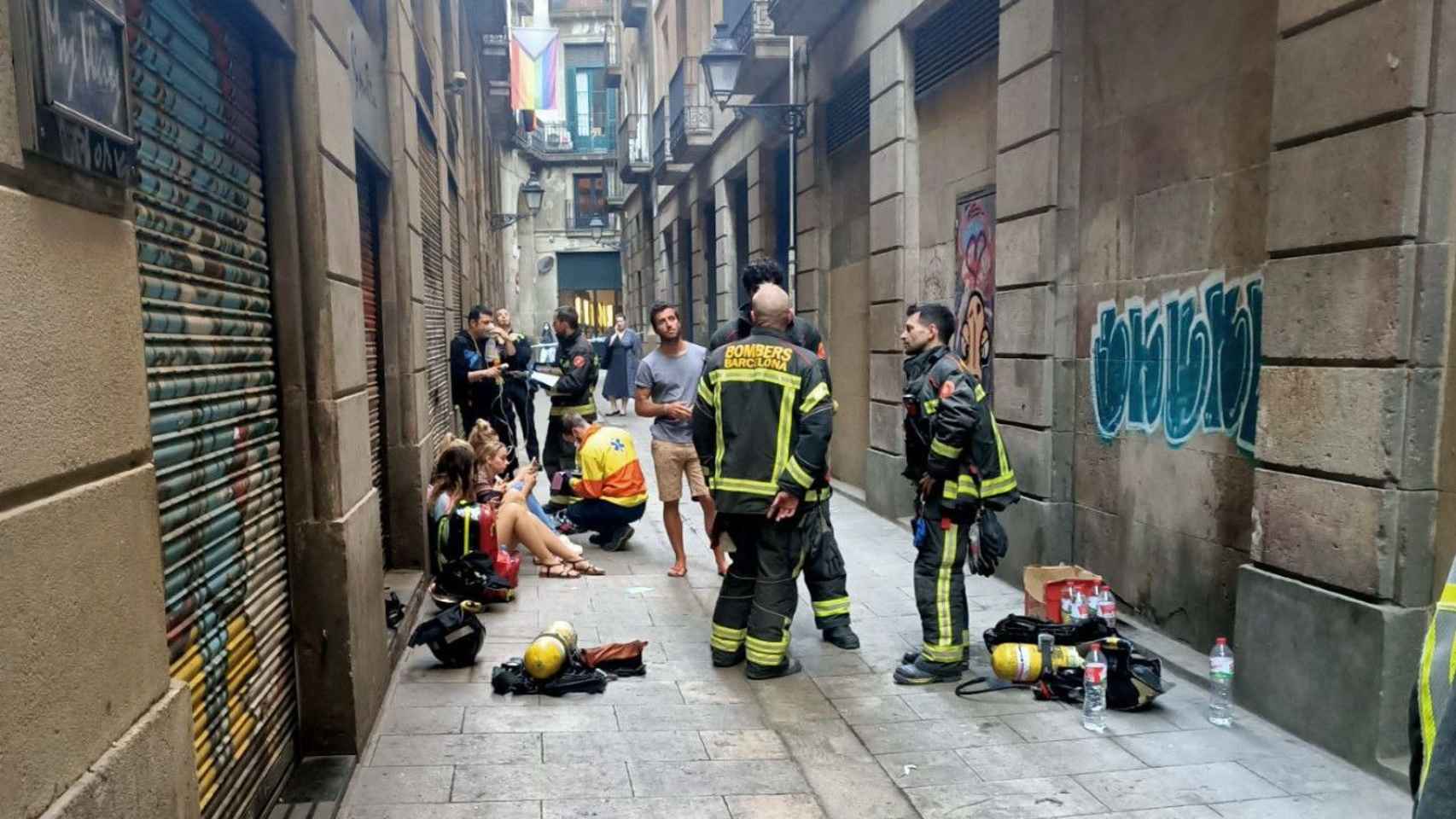 Servicios de emergencia en el Gòtic tras el incendio / BOMBERS BARCELONA