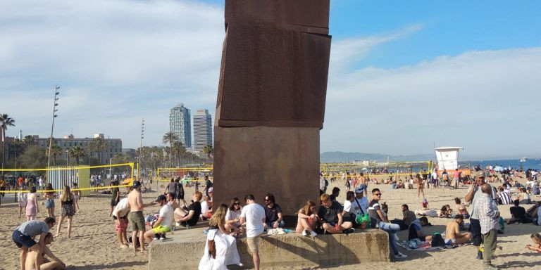 Botellón en la escultura 'Los cubos' en la Barceloneta / METRÓPOLI - JORDI SUBIRANA