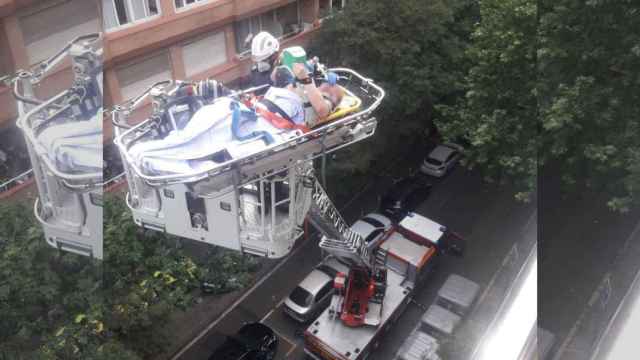 Los bomberos rescatan a una persona en parada cardiorrespiratoria en el Eixample / BOMBERS BCN