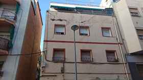El edificio de la calle Granada de Badalona en riesgo de desprendimiento / CEDIDA