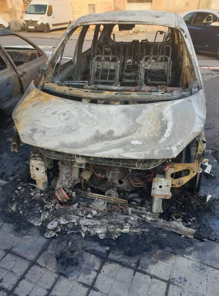 Vehículo calcinado tras el incendio en Sant Adrià de Besòs / CEDIDA