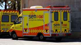 Dos ambulancias trasladando a las personas que habían tenido una intoxicación alimentaria / ARCHIVO